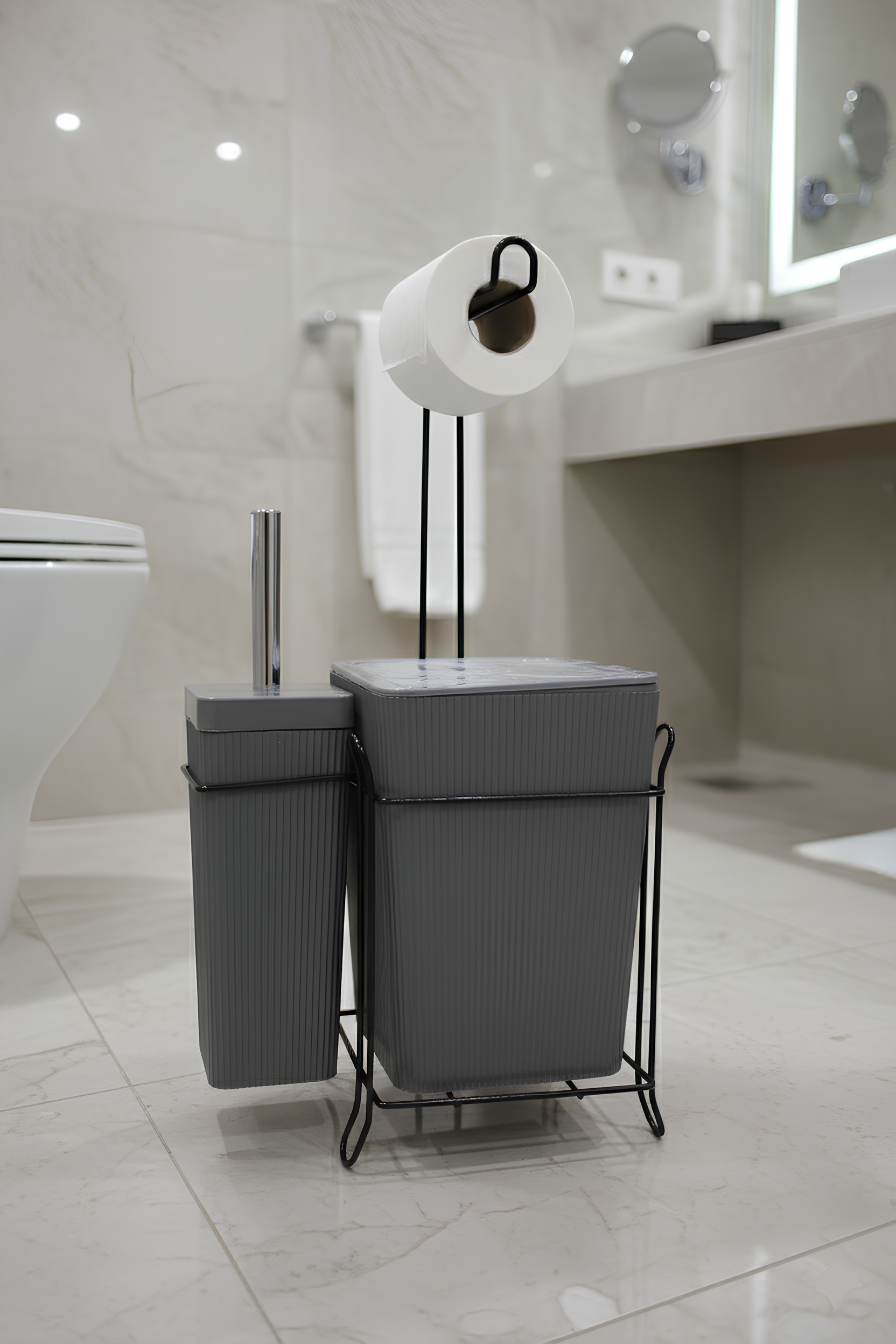 Demir Standlı Tuvalet Fırçalığı ve Çöp Kovası Seti – Modern Banyo Aksesuarı